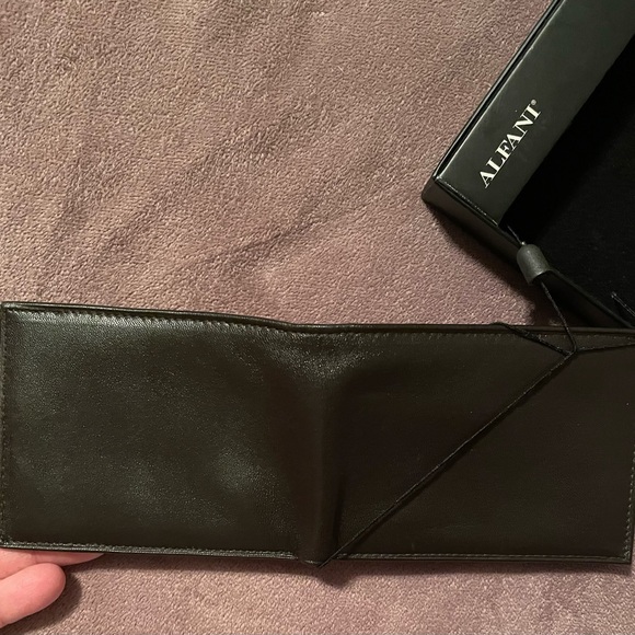 Alfani Brown Leather Passcase Billfold Wallet NIB - Picture 10 of 11